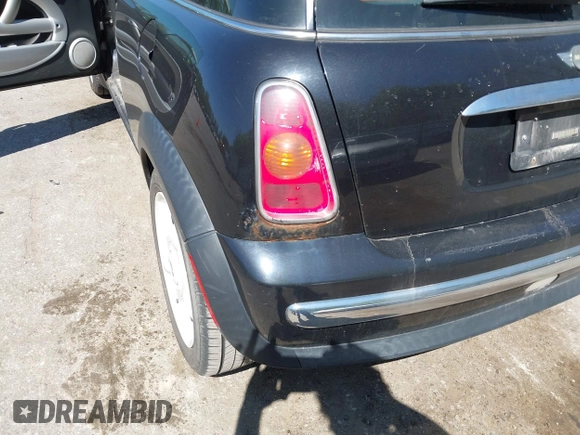 2003 MINI Hardtop with VIN WMWRC33463TC41773, listed as a IAAI auction lot 42223276 with 115,127 mi miles and . Bid and sale history available at DreamBid. Image 6.