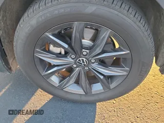2024 Volkswagen Tiguan SE z VIN 3VV3B7AX0RM107010, wystawiony jako IAAI lot #42845198 z przebiegiem 22 903 mil mil oraz . Historia ofert i sprzedaży dostępna na DreamBid. Obrazek 18.