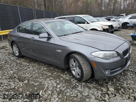 2013 BMW 5 Series 528i xDrive z VIN WBAXH5C55DD115085, wystawiony jako Copart lot #51381515 z przebiegiem 148 778 mil mil oraz Szkody całkowita. Historia ofert i sprzedaży dostępna na DreamBid. Obrazek 4.