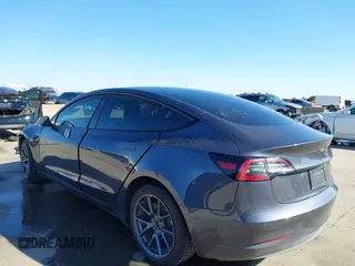 2022 Tesla Model 3 Long Range z VIN 5YJ3E1EB9NF197127, wystawiony jako IAAI lot #41366323 z przebiegiem 56 559 mil mil oraz . Historia ofert i sprzedaży dostępna na DreamBid. Obrazek 3.