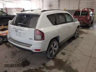 2017 Jeep Compass Latitude z VIN 1C4NJDEB6HD101312, wystawiony jako IAAI lot #41443770 z przebiegiem 79 264 mil mil oraz . Historia ofert i sprzedaży dostępna na DreamBid. Obrazek 4.