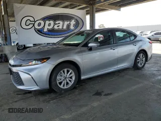 2025 Toyota Camry LE z VIN 4T1DAACK4SU519657, wystawiony jako Copart lot #61252415 z przebiegiem 27 123 mil mil oraz Czysty tytuł • Clean title. Historia ofert i sprzedaży dostępna na DreamBid. Obrazek 1.