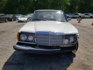 1983 Mercedes-Benz 300 D z VIN WDBAB33AXDB031298, wystawiony jako Copart lot #53799325 z przebiegiem 315 445 mil mil oraz Szkoda całkowita • Salvage title. Historia ofert i sprzedaży dostępna na DreamBid. Obrazek 5.