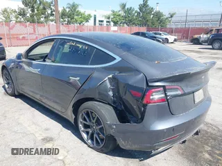 2020 Tesla Model 3 Standard Range Plus z VIN 5YJ3E1EA4LF597181, wystawiony jako IAAI lot #42283159 z przebiegiem 109 993 mil mil oraz . Historia ofert i sprzedaży dostępna na DreamBid. Obrazek 6.
