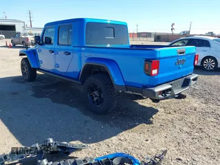 2024 Jeep Gladiator Willys z VIN 1C6HJTAG0RL123040, wystawiony jako IAAI lot #41849222 z przebiegiem 14 989 mil mil oraz . Historia ofert i sprzedaży dostępna na DreamBid. Obrazek 3.