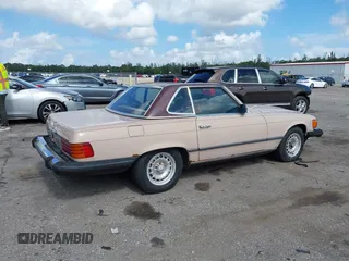 1983 Mercedes-Benz 380 SL z VIN WDBBA45A1DB020815, wystawiony jako IAAI lot #42548157 z przebiegiem 104 615 mil mil oraz . Historia ofert i sprzedaży dostępna na DreamBid. Obrazek 19.