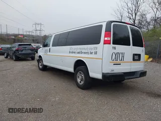 2023 Chevrolet Express Passenger LS z VIN 1GAZGNFP2P1137216, wystawiony jako IAAI lot #41923220 z przebiegiem 14 163 mil mil oraz . Historia ofert i sprzedaży dostępna na DreamBid. Obrazek 3.