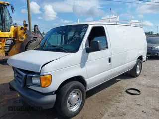 2006 Ford Econoline Cargo z VIN 1FTRE14W66HA95946, wystawiony jako IAAI lot #42244992 z przebiegiem 230 184 mil mil oraz . Historia ofert i sprzedaży dostępna na DreamBid. Obrazek 2.