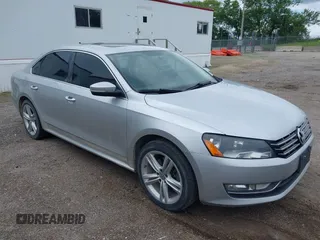 2013 Volkswagen Passat SE с VIN 1VWBN7A30DC056730, выставлен на аукционе IAAI как лот 42542464 с пробегом 190 608 миль миль и . История ставок и продаж доступна на DreamBid. Изображение 1.