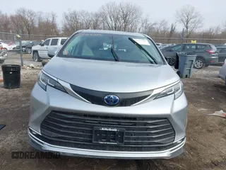 2021 Toyota Sienna XLE with VIN 5TDYRKEC1MS068172, listed as a IAAI auction lot 41557339 with 35,734 mi miles. Bid and sale history available at carsss.com. Image 12.