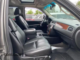 2007 Chevrolet Tahoe LTZ z VIN 1GNFK13007R118200, wystawiony jako Copart lot #61613185 z przebiegiem 137 294 mil mil oraz Czysty tytuł • Clean title. Historia ofert i sprzedaży dostępna na DreamBid. Obrazek 5.