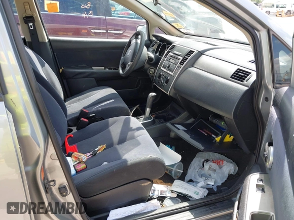 2009 Nissan Versa S z VIN 3N1BC13E79L500110, wystawiony jako IAAI lot #42128174 z przebiegiem 129 742 mil mil oraz . Historia ofert i sprzedaży dostępna na DreamBid. Obrazek 5.