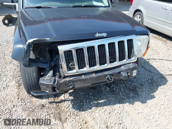 2010 Jeep Commander Sport z VIN 1J4RG4GK0AC157281, wystawiony jako IAAI lot #42581215 z przebiegiem 202 014 mil mil oraz . Historia ofert i sprzedaży dostępna na DreamBid. Obrazek 6.