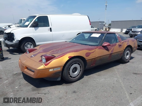 1984 Chevrolet Corvette z VIN 1G1AY0780E5114446, wystawiony jako IAAI lot #42290916 z przebiegiem 57 927 mil mil oraz . Historia ofert i sprzedaży dostępna na DreamBid. Obrazek 2.