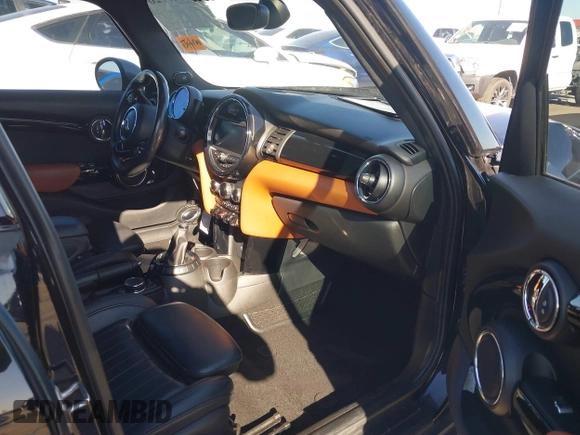 2017 MINI Hardtop 4 Door Cooper S z VIN WMWXU3C56H2D33072, wystawiony jako IAAI lot #41847726 z przebiegiem 81 783 mil mil oraz . Historia ofert i sprzedaży dostępna na DreamBid. Obrazek 5.