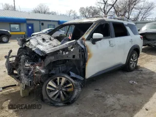 2023 Nissan Pathfinder SL z VIN 5N1DR3CC8PC209456, wystawiony jako Copart lot #49333085 z przebiegiem Nie podano mil oraz Nie do naprawy. Historia ofert i sprzedaży dostępna na DreamBid. Obrazek 1.