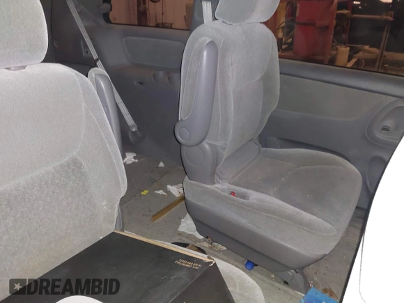 2004 Toyota Sienna CE z VIN 5TDZA23C54S019832, wystawiony jako IAAI lot #41993199 z przebiegiem 190 327 mil mil oraz . Historia ofert i sprzedaży dostępna na DreamBid. Obrazek 8.