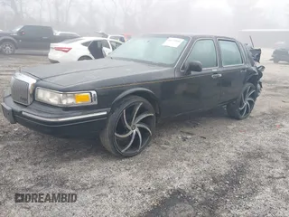 1997 Lincoln Town Car Signature z VIN 1LNLM82W4VY630979, wystawiony jako IAAI lot #41775990 z przebiegiem Nie podano mil oraz . Historia ofert i sprzedaży dostępna na DreamBid. Obrazek 17.