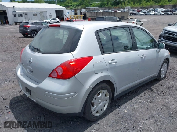 2010 Nissan Versa S z VIN 3N1BC1CP2AL403046, wystawiony jako IAAI lot #42318055 z przebiegiem 154 244 mil mil oraz . Historia ofert i sprzedaży dostępna na DreamBid. Obrazek 4.