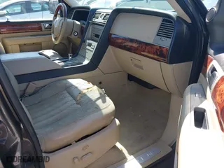 2005 Lincoln Navigator Luxury with VIN 5LMFU27535LJ04900, listed as a IAAI auction lot 42050316 with 293,904 mi miles. Bid and sale history available at carsss.com. Image 5.