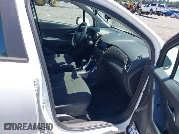 2020 Chevrolet Trax LS with VIN 3GNCJNSB4LL288688, listed as a IAAI auction lot 42634219 with 25,634 mi miles and . Bid and sale history available at DreamBid. Image 5.