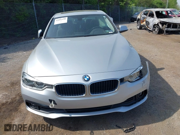 2018 BMW 3 Series 320i xDrive z VIN WBA8A3C5XJA494899, wystawiony jako IAAI lot #42092150 z przebiegiem 60 884 mil mil oraz . Historia ofert i sprzedaży dostępna na DreamBid. Obrazek 13.