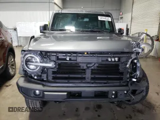 2023 Ford Bronco z VIN 1FMDE5AH9PLB83620, wystawiony jako Copart lot #60644035 z przebiegiem 6 700 mil mil oraz Szkoda całkowita • Salvage title. Historia ofert i sprzedaży dostępna na DreamBid. Obrazek 5.