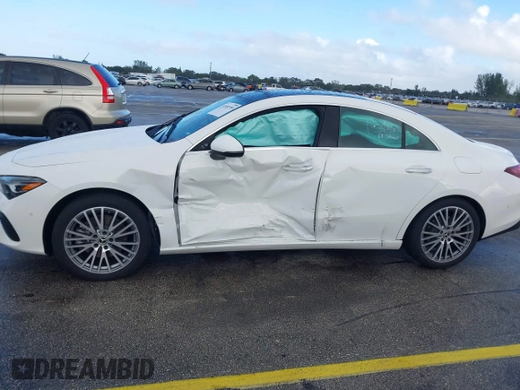 2025 Mercedes-Benz CLA 250 z VIN W1K5J4GBXSN516282, wystawiony jako IAAI lot #41092559 z przebiegiem 7917 mil mil oraz . Historia ofert i sprzedaży dostępna na DreamBid. Obrazek 6.