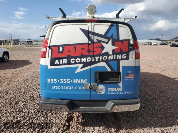 2022 Chevrolet Express Cargo z VIN 1GCWGAFP2N1291652, wystawiony jako Copart lot #63129415 z przebiegiem 51 110 mil mil oraz Szkoda całkowita • Salvage title. Historia ofert i sprzedaży dostępna na DreamBid. Obrazek 6.
