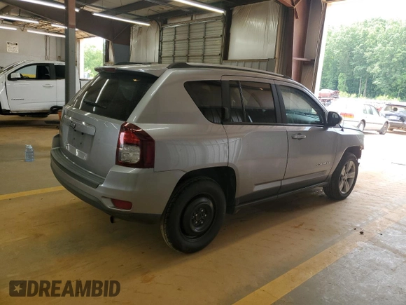 2016 Jeep Compass Sport z VIN 1C4NJCBA9GD810594, wystawiony jako Copart lot #56961885 z przebiegiem 151 386 mil mil oraz Szkoda całkowita • Salvage title. Historia ofert i sprzedaży dostępna na DreamBid. Obrazek 3.