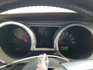 2005 Ford Mustang GT Deluxe z VIN 1ZVHT82H555100792, wystawiony jako Copart lot #57918045 z przebiegiem 130 677 mil mil oraz Czysty tytuł • Clean title. Historia ofert i sprzedaży dostępna na DreamBid. Obrazek 9.
