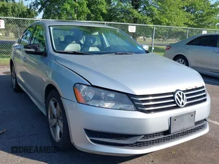 2013 Volkswagen Passat SE с VIN 1VWBP7A32DC049093, выставлен на аукционе IAAI как лот 42586701 с пробегом 249 764 миль миль и . История ставок и продаж доступна на DreamBid. Изображение 1.