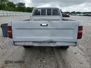 1989 Toyota Pickup DX z VIN JT4RN81PXK0034338, wystawiony jako Copart lot #58797935 z przebiegiem 210 495 mil mil oraz Tytuł czysty. Historia ofert i sprzedaży dostępna na DreamBid. Obrazek 6.
