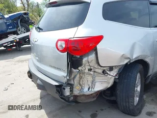 2012 Chevrolet Traverse 1LT z VIN 1GNKVGED0CJ156706, wystawiony jako IAAI lot #42059502 z przebiegiem 138 935 mil mil oraz . Historia ofert i sprzedaży dostępna na DreamBid. Obrazek 6.