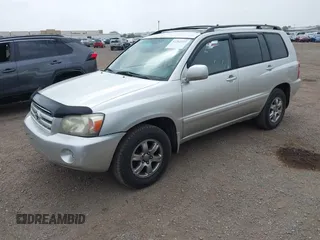 2005 Toyota Highlander z VIN JTEEP21A050123515, wystawiony jako IAAI lot #42262337 z przebiegiem 215 443 mil mil oraz . Historia ofert i sprzedaży dostępna na DreamBid. Obrazek 18.