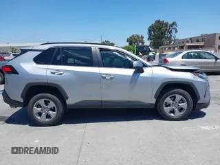 2022 Toyota RAV4 XLE z VIN 2T3W1RFV5NC213609, wystawiony jako IAAI lot #42561113 z przebiegiem 22 125 mil mil oraz . Historia ofert i sprzedaży dostępna na DreamBid. Obrazek 13.