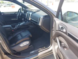 2018 Porsche Cayenne S z VIN WP1AB2A21JLA60264, wystawiony jako IAAI lot #42028716 z przebiegiem 66 479 mil mil oraz . Historia ofert i sprzedaży dostępna na DreamBid. Obrazek 5.