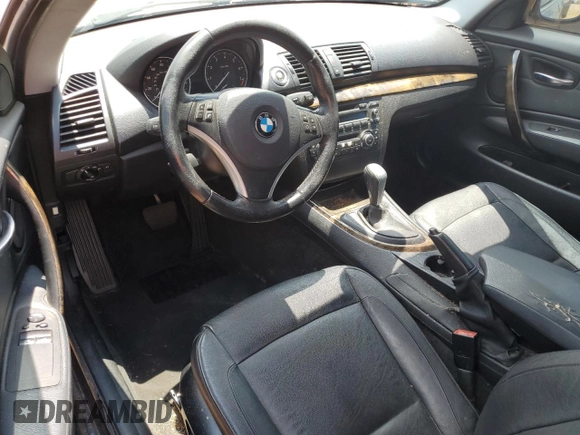 2011 BMW 1 Series 128i z VIN WBAUP7C52BVP21971, wystawiony jako Copart lot #63036725 z przebiegiem 255 217 mil mil oraz Szkoda całkowita • Salvage title. Historia ofert i sprzedaży dostępna na DreamBid. Obrazek 8.