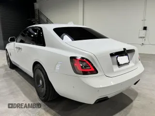 2022 Rolls-Royce Ghost Black Badge z VIN SCATD6C09NU209759, wystawiony jako IAAI lot #42301155 z przebiegiem 5631 mil mil oraz . Historia ofert i sprzedaży dostępna na DreamBid. Obrazek 3.