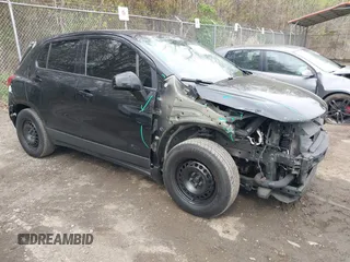 2018 Chevrolet Trax LS z VIN 3GNCJKSB8JL203072, wystawiony jako IAAI lot #41998195 z przebiegiem 121 733 mil mil oraz . Historia ofert i sprzedaży dostępna na DreamBid. Obrazek 1.