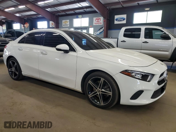 2019 Mercedes-Benz A 220 z VIN WDD3G4FBXKW035563, wystawiony jako Copart lot #57458165 z przebiegiem 79 263 mil mil oraz Czysty tytuł • Clean title. Historia ofert i sprzedaży dostępna na DreamBid. Obrazek 4.