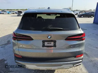 2024 BMW X5 xDrive40i z VIN 5UX23EU05R9T53848, wystawiony jako Copart lot #56057905 z przebiegiem 45 572 mil mil oraz Tytuł czysty. Historia ofert i sprzedaży dostępna na DreamBid. Obrazek 6.