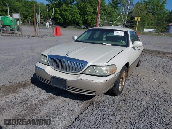 2006 Lincoln Town Car Signature z VIN 1LNHM81V36Y647420, wystawiony jako IAAI lot #42052750 z przebiegiem 251 115 mil mil oraz . Historia ofert i sprzedaży dostępna na DreamBid. Obrazek 2.