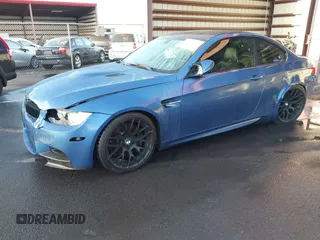 2013 BMW M3 z VIN WBSKG9C50DJ594307, wystawiony jako IAAI lot #41702669 z przebiegiem 80 609 mil mil oraz . Historia ofert i sprzedaży dostępna na DreamBid. Obrazek 2.