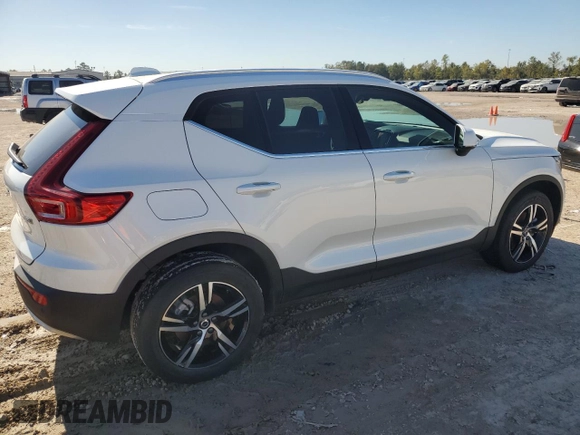 2025 Volvo XC40 Core Bright Theme z VIN YV4L12UJ3S2450867, wystawiony jako Copart lot #82123154 z przebiegiem Nie podano mil oraz Nie do naprawy • Non repairable. Historia ofert i sprzedaży dostępna na DreamBid. Obrazek 3.