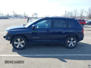 2017 Jeep Compass Latitude z VIN 1C4NJDEBXHD139853, wystawiony jako IAAI lot #41628539 z przebiegiem 103 182 mil mil oraz . Historia ofert i sprzedaży dostępna na DreamBid. Obrazek 14.