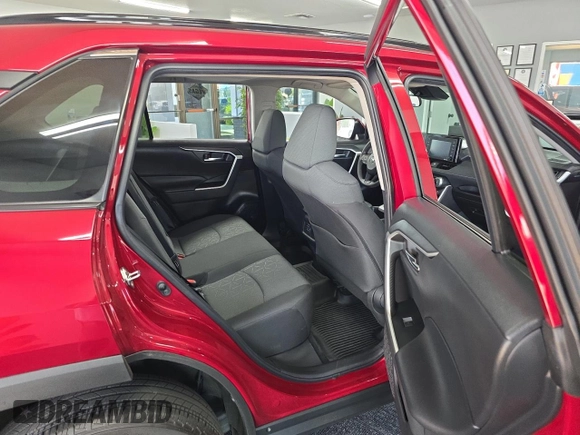 2022 Toyota RAV4 XLE z VIN 2T3W1RFV4NW201045, wystawiony jako Copart lot #62903115 z przebiegiem 26 019 mil mil oraz Czysty tytuł • Clean title. Historia ofert i sprzedaży dostępna na DreamBid. Obrazek 6.