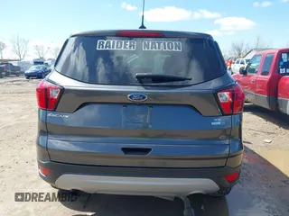 2019 Ford Escape SE z VIN 1FMCU9GD7KUA00132, wystawiony jako IAAI lot #41973998 z przebiegiem 89 327 mil mil oraz . Historia ofert i sprzedaży dostępna na DreamBid. Obrazek 16.