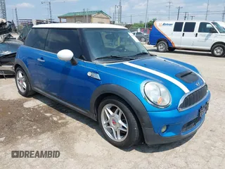 2008 MINI Hardtop S z VIN WMWMF73528TT91045, wystawiony jako IAAI lot #42352353 z przebiegiem 161 523 mil mil oraz . Historia ofert i sprzedaży dostępna na DreamBid. Obrazek 1.