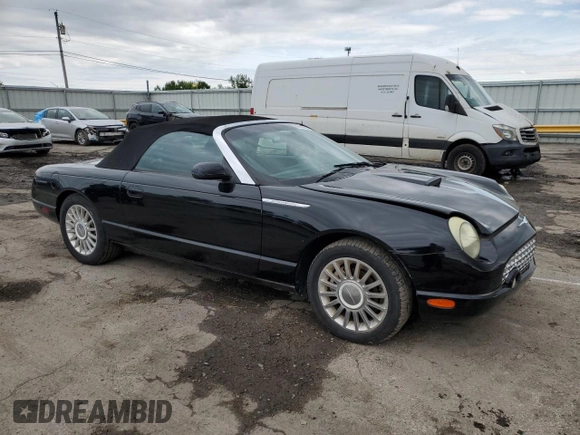 2005 Ford Thunderbird Deluxe z VIN 1FAHP60A25Y103624, wystawiony jako Copart lot #58043635 z przebiegiem 121 881 mil mil oraz Tytuł czysty. Historia ofert i sprzedaży dostępna na DreamBid. Obrazek 4.